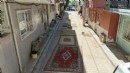 Toz ve çukurlar bezdirdi: Sokaklara halı serdiler!