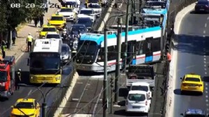 Tramvay raydan çıktı: Yolcular tahliye edildi