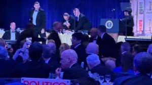 Trump'ın katıldığı yemekte silah sesleri!