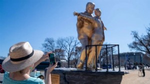 Trump ve Epstein'in heykelini diktiler!