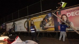 Tugay-Ünsal arasında billboard krizinde çarpıcı açıklama: Mesele benim fotoğraflarımın kaldırılması değil!