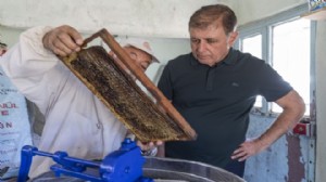 Tugay'dan Bergama turu: Bal sağdı, top oynadı