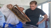 Tugay'dan Bergama turu: Bal sağdı, top oynadı