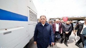 Belediye operasyonlarına tepki: Başımıza bir şey gelecekse gelir!