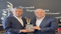 Tuncay Özkan yeni kitabını Özgür Özel’e hediye etti
