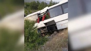 Tur otobüsü şarampole devrildi: Çok sayıda yaralı var!