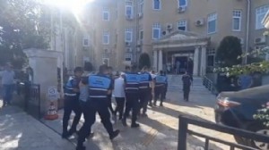 Turist otobüsüne taşlı saldırıya 5 tutuklama