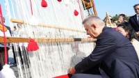 Türk bayrağı için ilk ilmek Vali Elban'dan