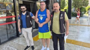 Türk bayrağına tüküren İngiliz turist tutuklandı