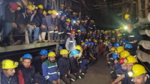 Ücretleri aylardır ödenmeyen madenciler iş bıraktı