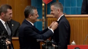Ümit Dikbayır, CHP'ye katıldı: Rozetini Özel taktı