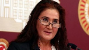 Ünlü sanatçı Sabahat Akkiraz da CHP’den istifa etti