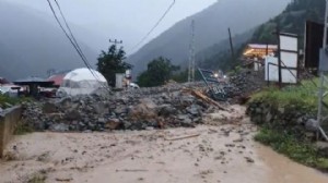 Uzungöl'de dere taştı, heyelan meydana geldi!