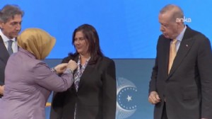 Ve Özlem Çerçioğlu AK Parti rozetini taktı!