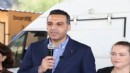 Ve Yıldız AK Parti rozeti takmak için salondaki yerini aldı!