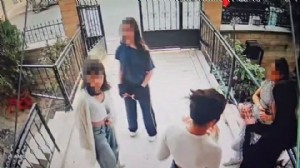 Yaşları 13 ve 14... Kız çocukları ev basıp bıçak çekti!