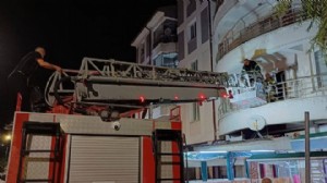 Yaşlı kadın çöp yığınlarının arasında bulundu