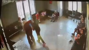 Yaşlılara işkence: Önce yere düşürdü sonra dövdü!