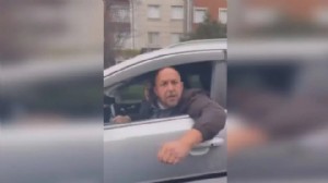 Yayaya yol veren kadın sürücüye saldırı!