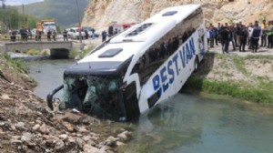 Yolcu otobüsü dereye uçtu: Yaralılar var!