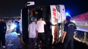 Yolcu otobüsü devrildi: 40 kişi yaralandı