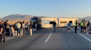 Yolcu otobüsü devrildi: Çok sayıda yaralı var!