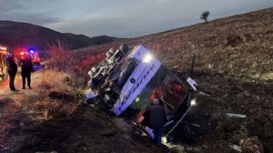 Yolcu otobüsü devrildi: Ölü ve yaralılar var!