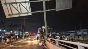 Yolcu otobüsü tabela direğine çarptı: 11 yaralı