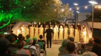 Zeytin altında yaza 'merhaba'